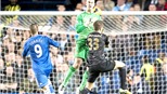 Pellegrini muốn &#39;nói chuyện riêng&#39; với Joe Hart sau sai lầm trước Chelsea